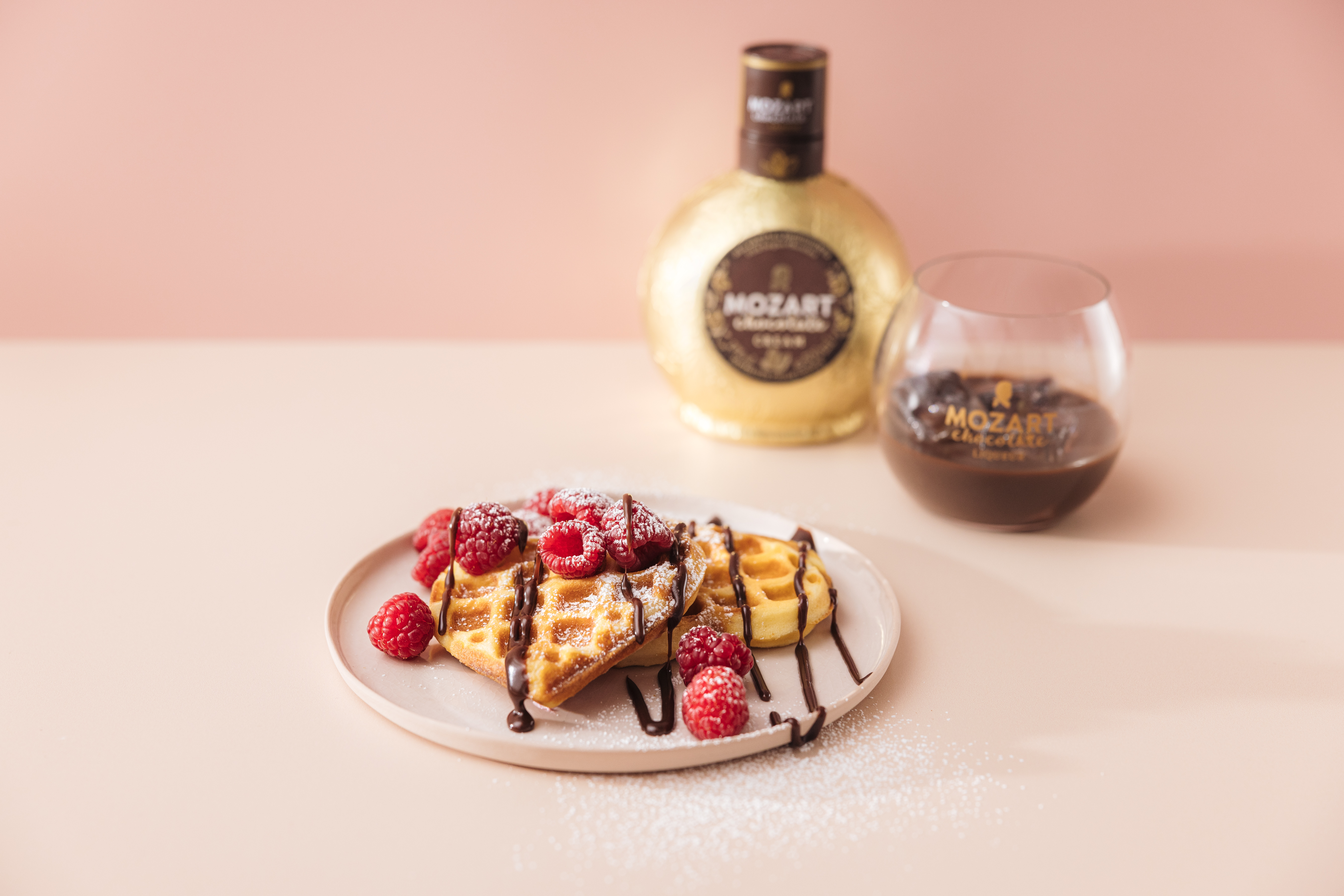 Herz-Waffeln mit Himbeeren und Schokoladesauce verfeinert mit Mozart Chocolate Liqueur