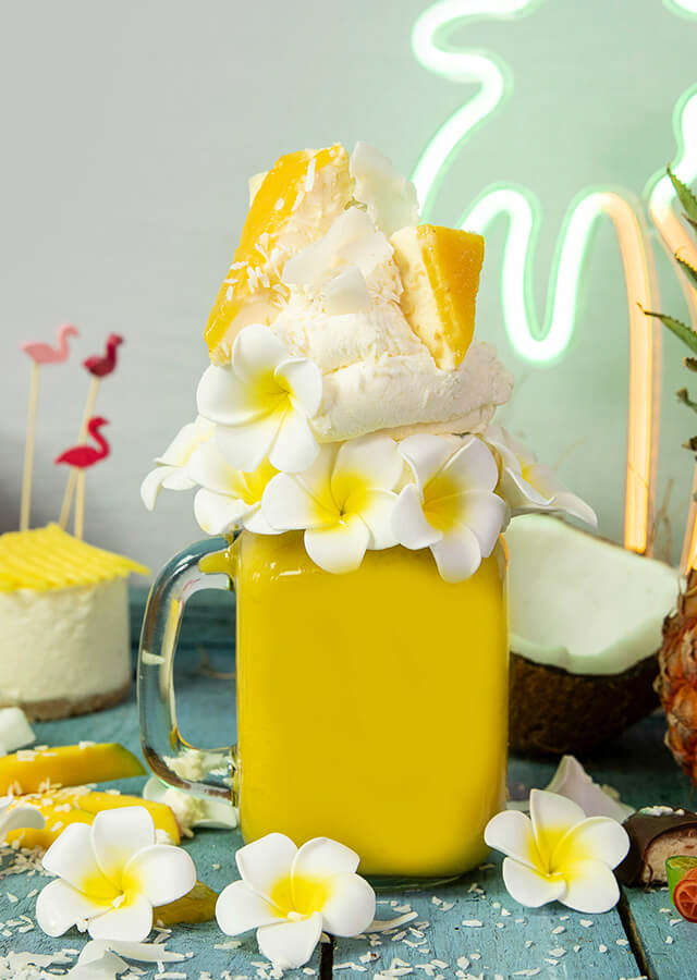 Coconut Mango Cheesecake Freakshake mit Mozart Coconut Chocolate Liqueur