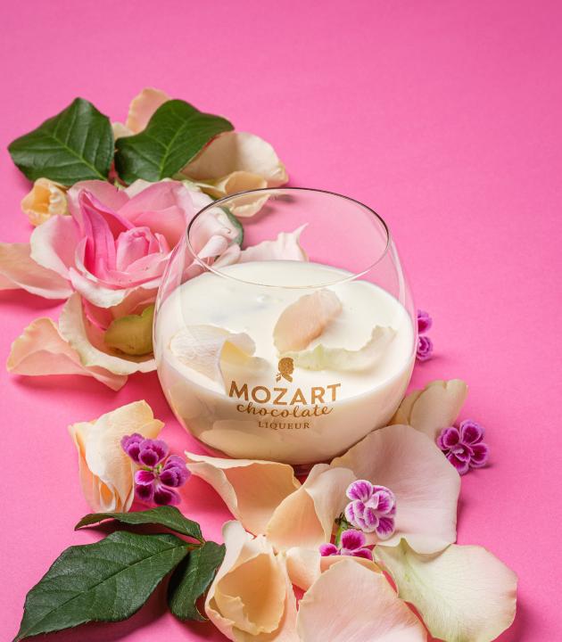 Mozart White Chocolate Choctail in a tumbler glass with flowers all roundMozart White Chocolate Choctail in a tumbler glass with flowers all round