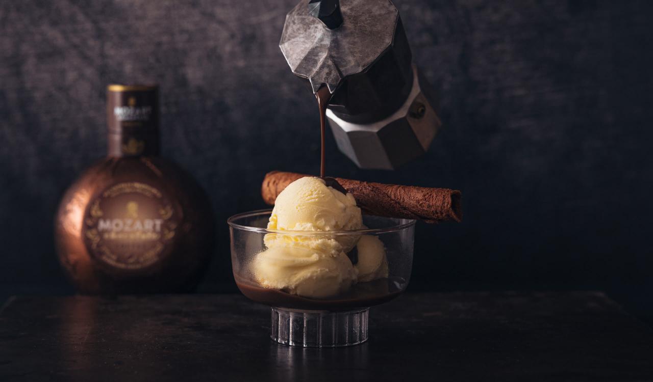 Mozart Chocolate Affogato mit weißem Schokolade Eis und Waffelröllchen