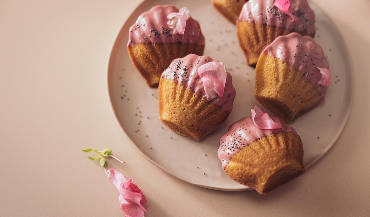 Madeleines verfeinert mit Mozart Chocolate Liqueur schön platziert auf einem Teller