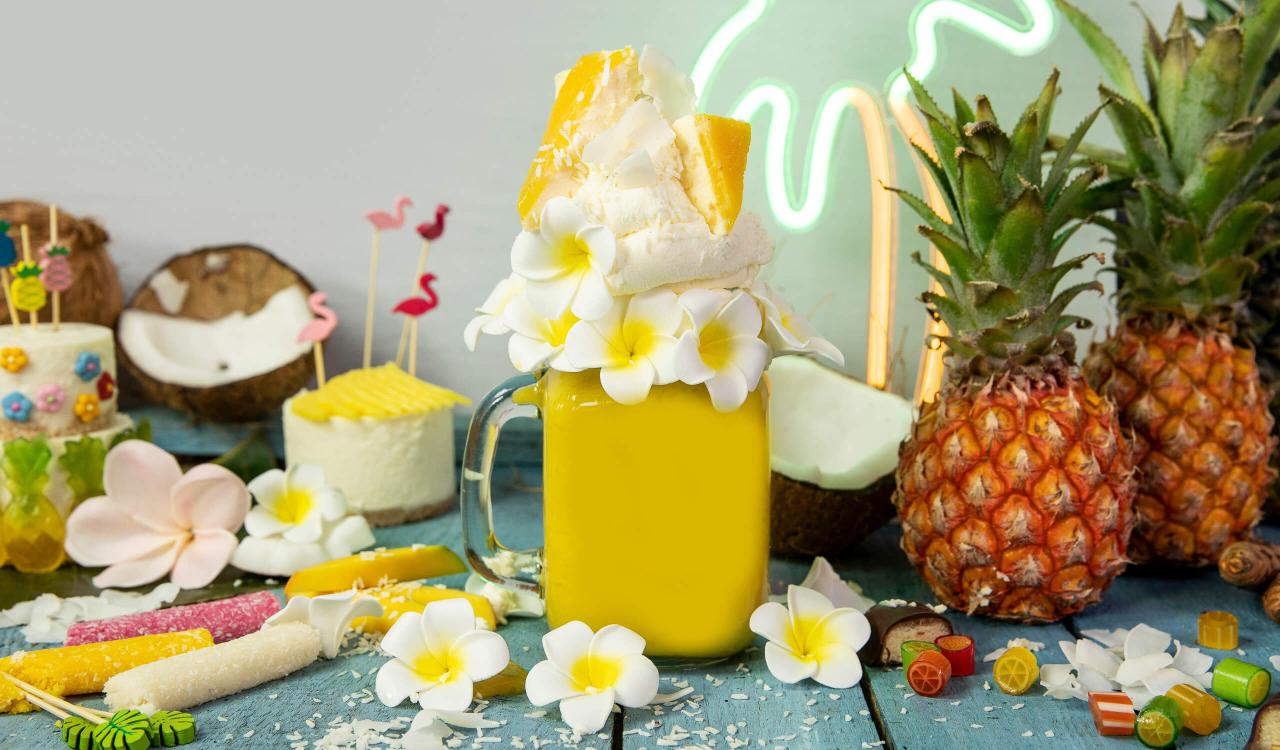 Coconut Mango Cheesecake Freakshake mit Mozart Coconut Chocolate Liqueur