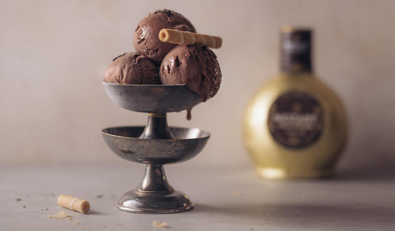 Mozart Earl-Grey Schokolade Eiscreme mit Mozart Cream Chocolate Flasche im Hintergrund