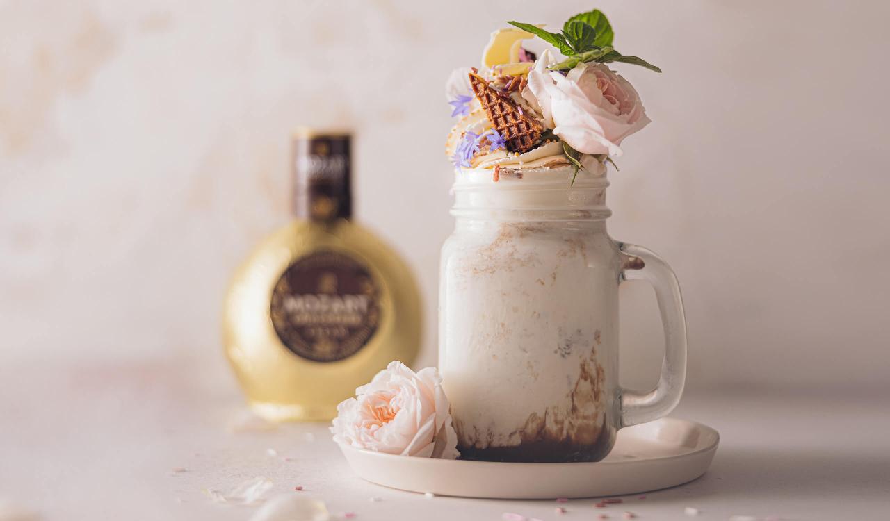 Mozart Chocolate Freakshake verziert mit Blüten, Minze und Waffel