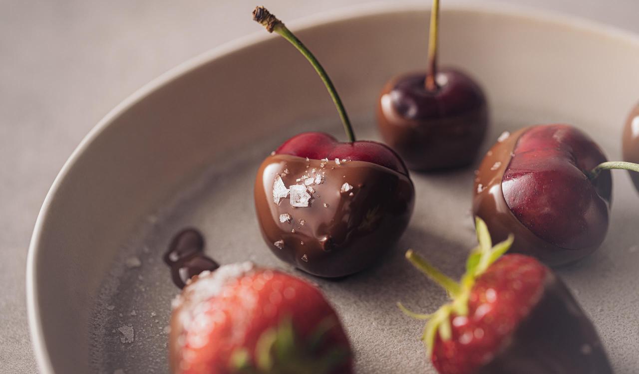 Getunkte Kirschen und Erdbeeren verfeinert mit Mozart Chocolate Cream