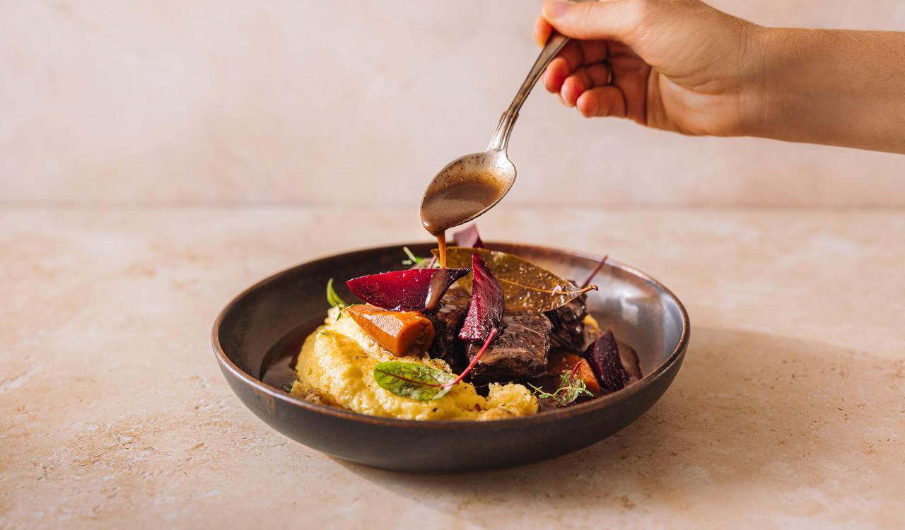 Mozart Hirschragout mit Roten Rüben verfeinert mit Mozart Chocolate Cream